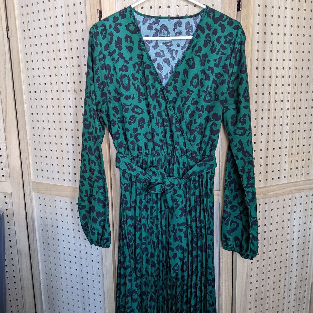 Leopard print dress with midi pleated skirt, lightweight wrinkle-free fabric